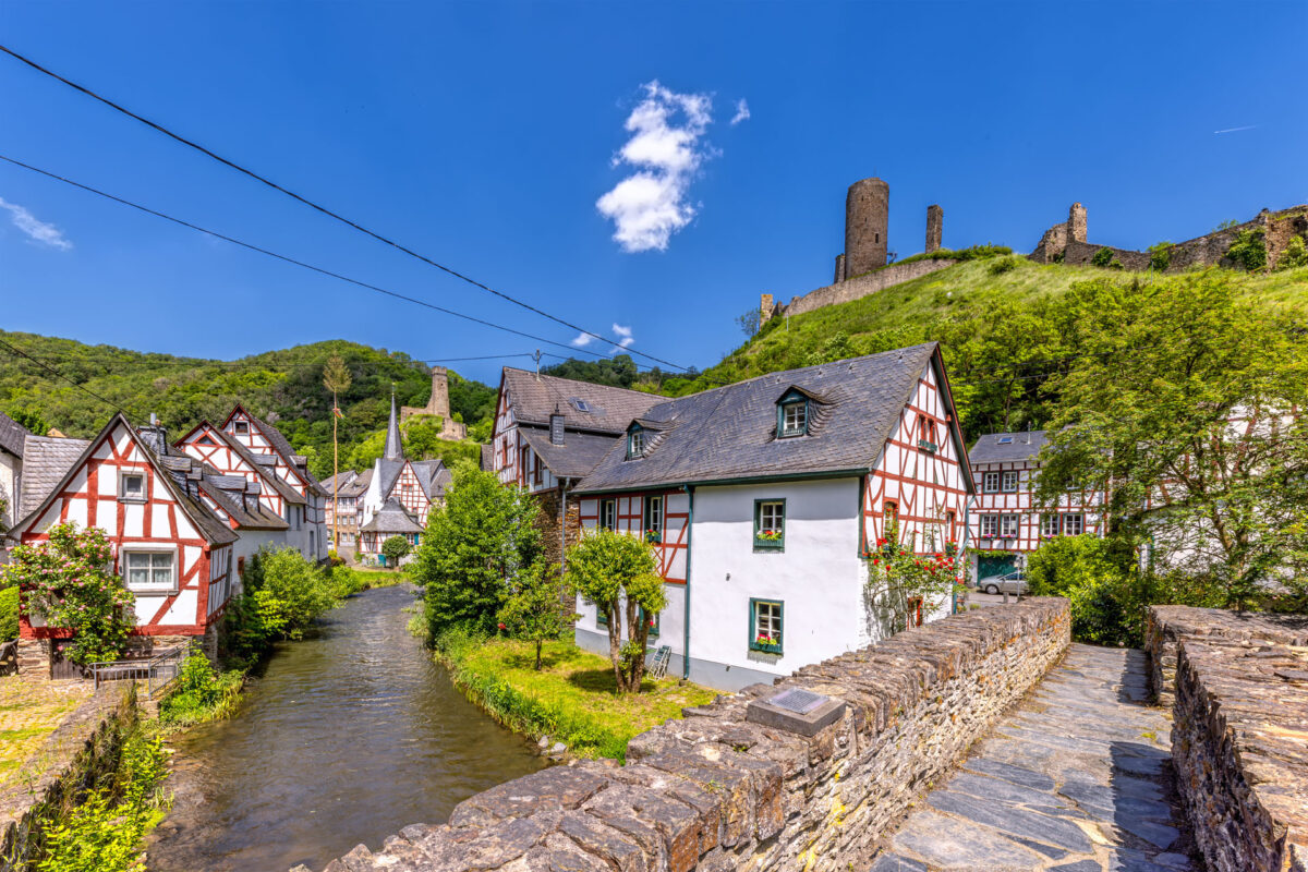 Unterwegs im historischen Ortskern des Eifelörtchens Monreal