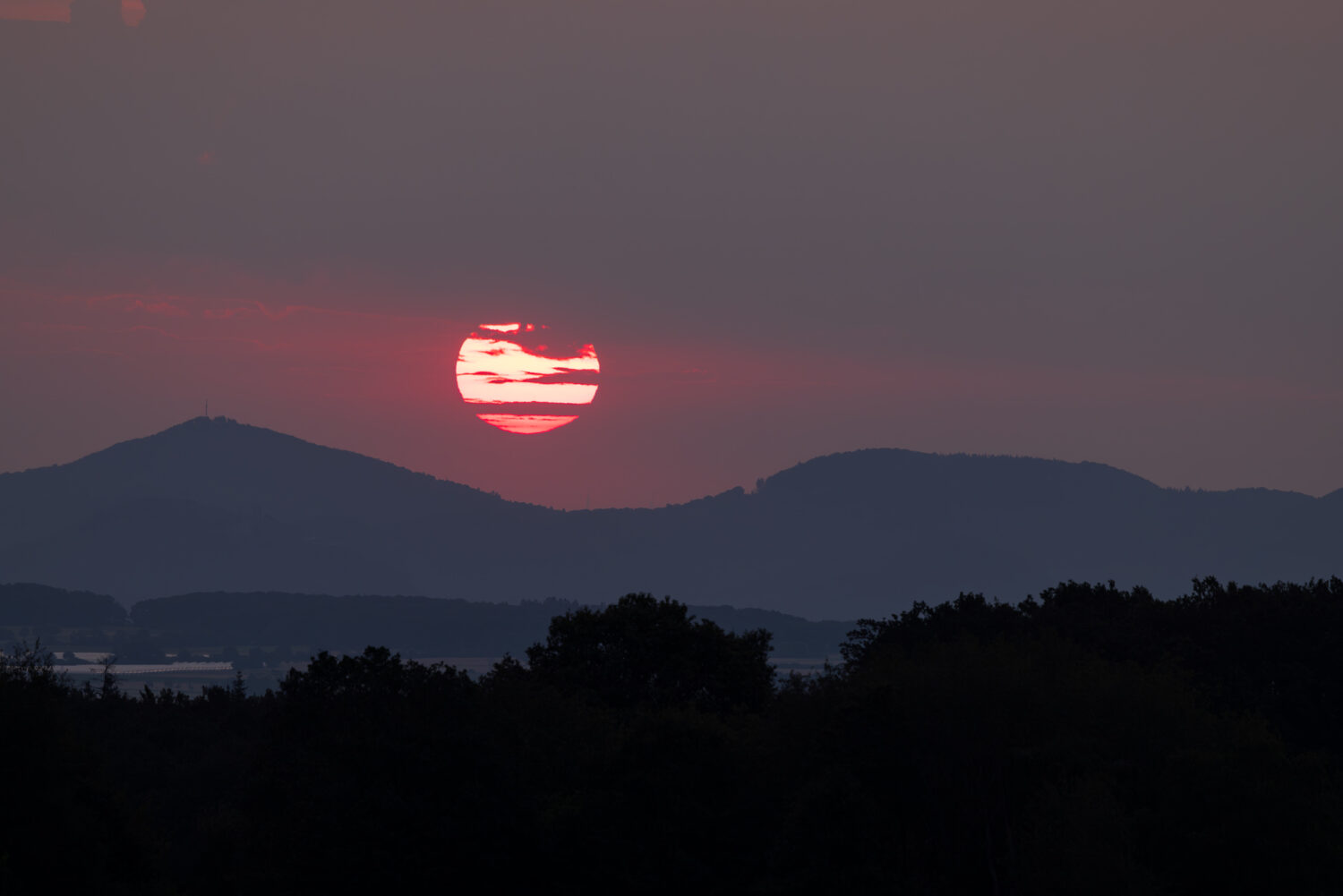 Sonnenaufgang über dem Siebengebirge vom Rand der Eifel aus fotografiert