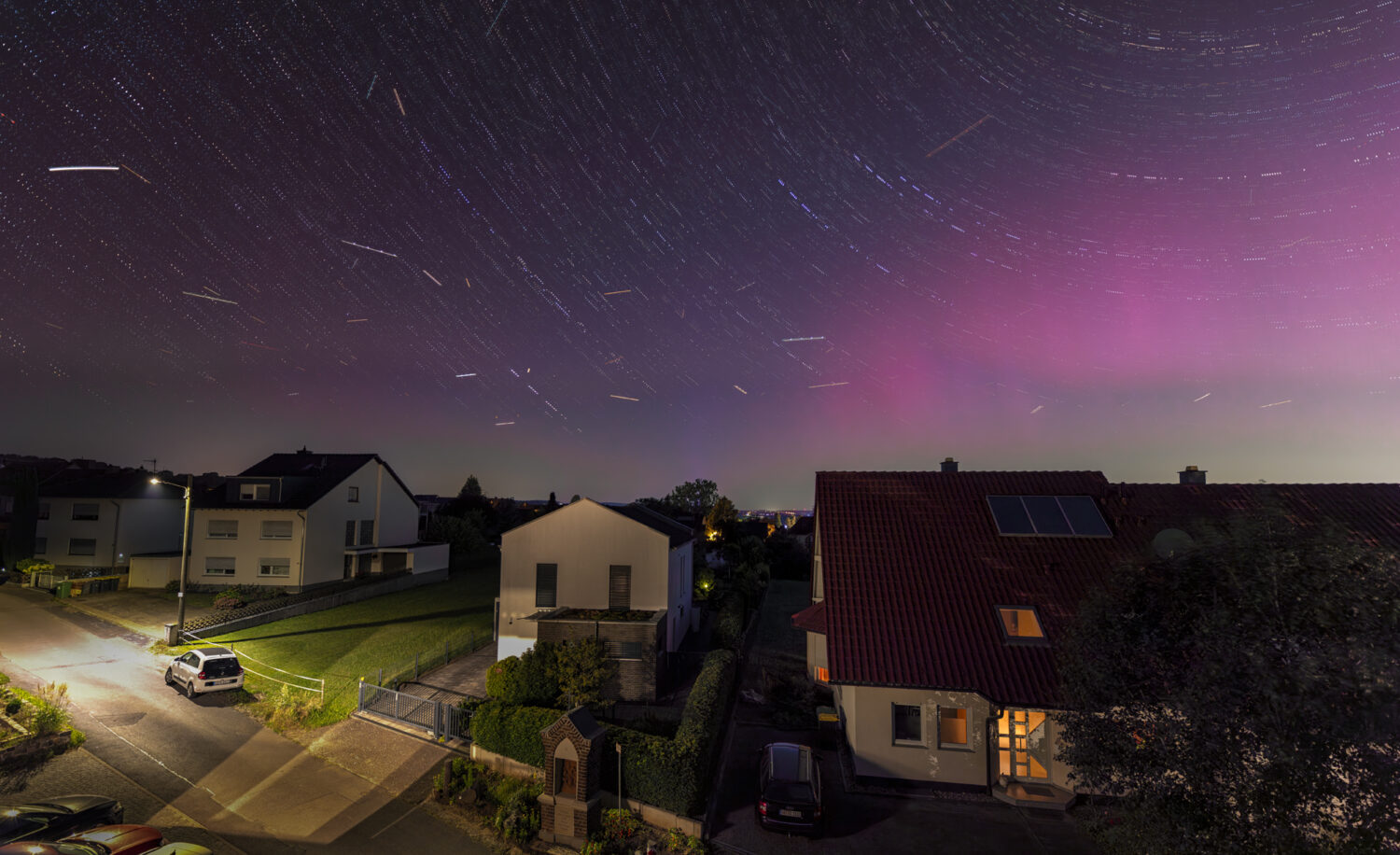 Polarlichter und die Perseiden über dem Vorgebirge in der Nacht vom 12. auf den 13. August 2024