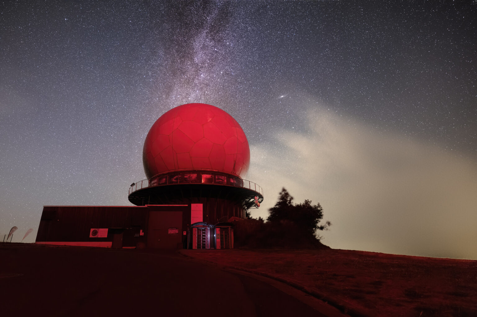 Die Milchstraße über dem Radom auf der Wasserkuppe in der Rhön. Knapp über dem Radom und ein Stück weit rechts sieht man noch die Andromeda-Galaxie.