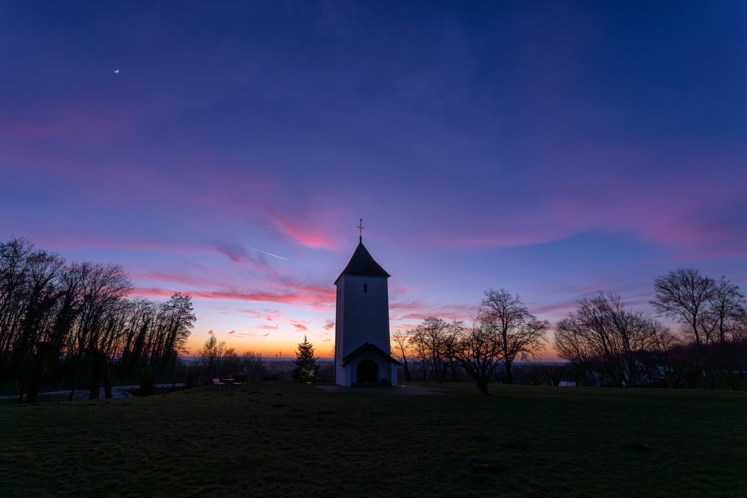 Der Swister Turm in Weilerswist zur Blauen Stunde mit Neumondsichel